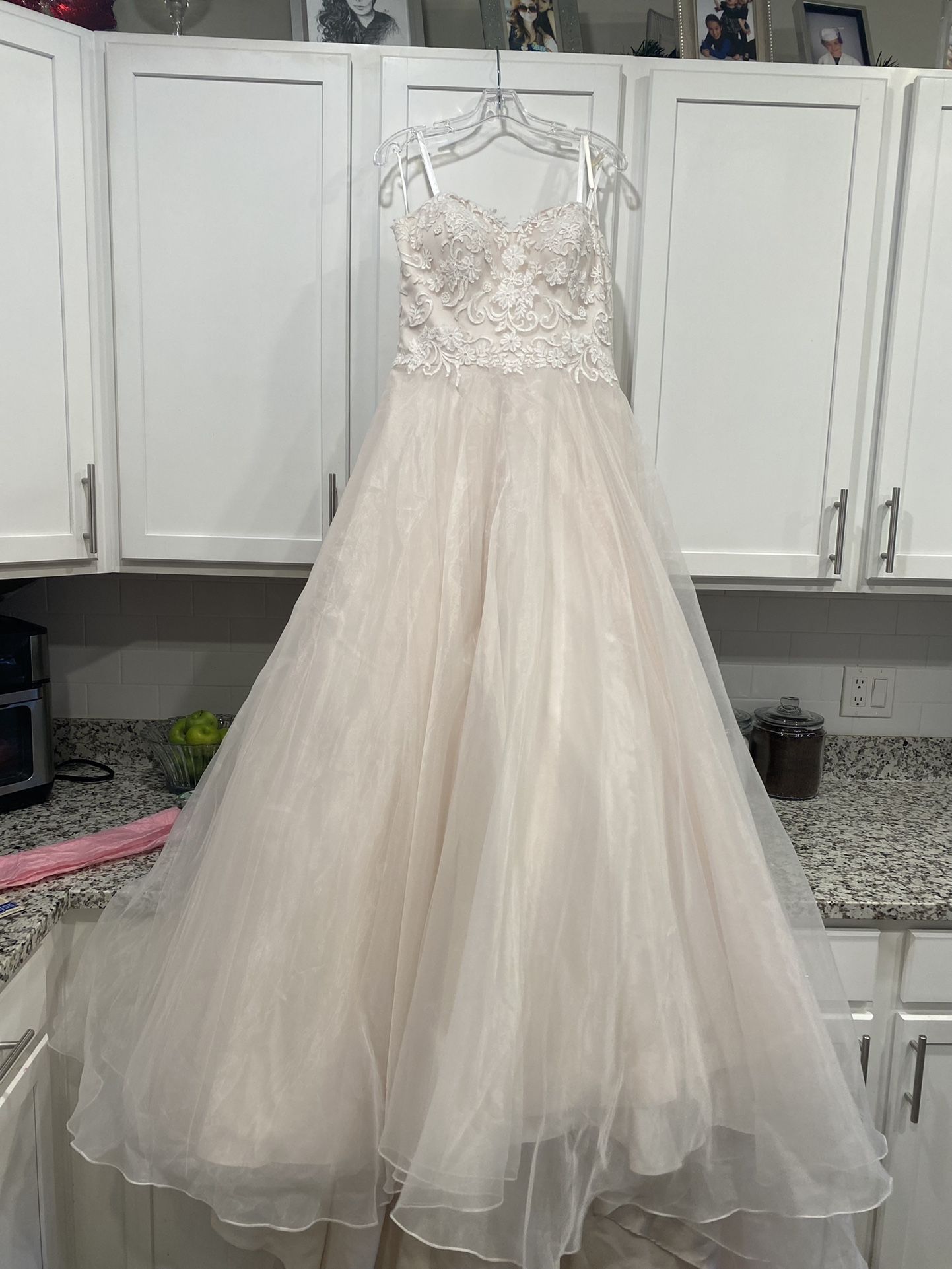 BRAND NEW WEDDING DRESS NEVER BEEN Worn