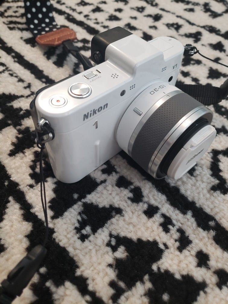 Nikon 1 V1 10.1 HD Digital Camera, Carrying Case, Neck Strap!