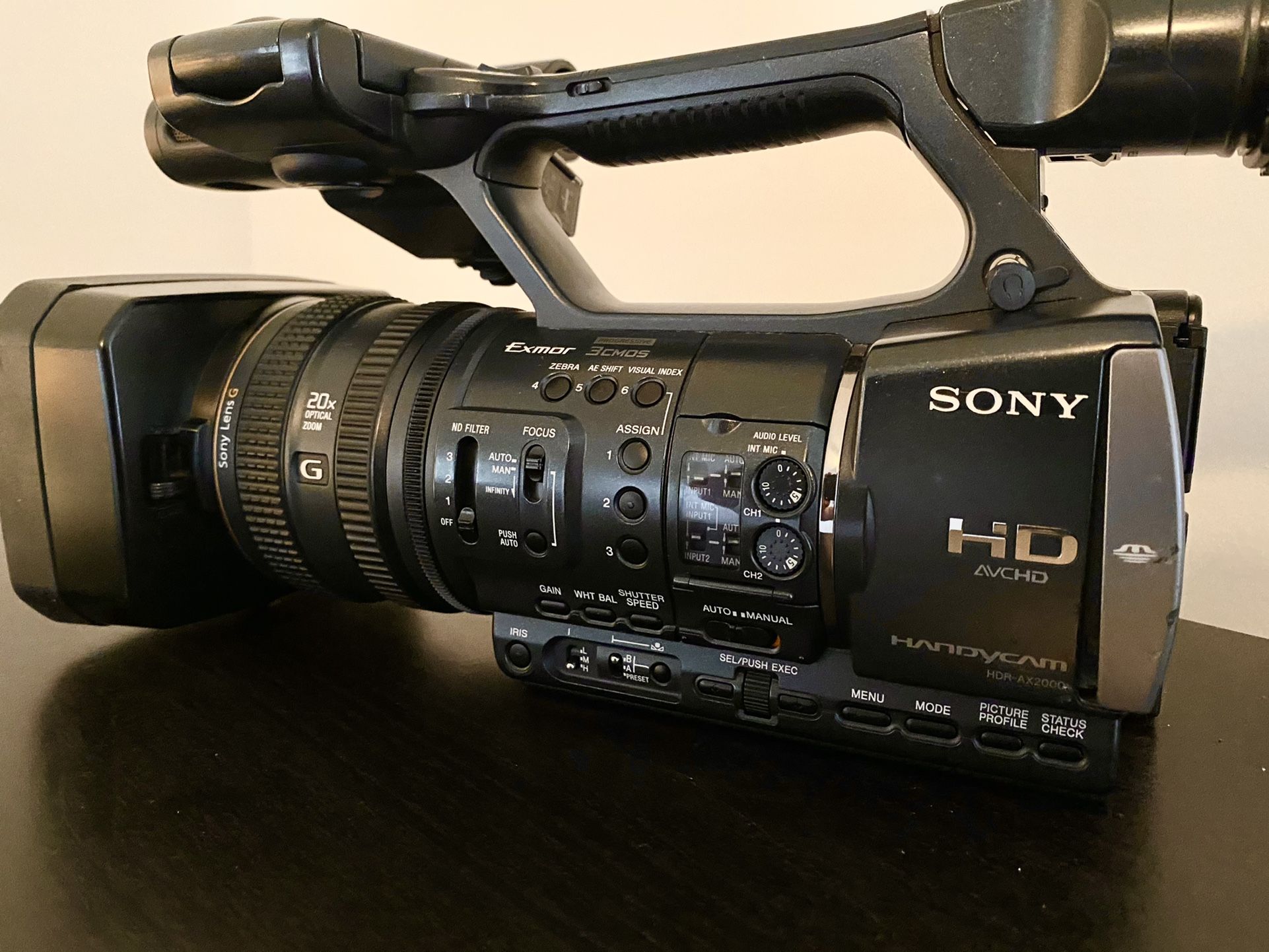 Sony HDR-AX2000 Comcorder with remote pcontrol + batteries