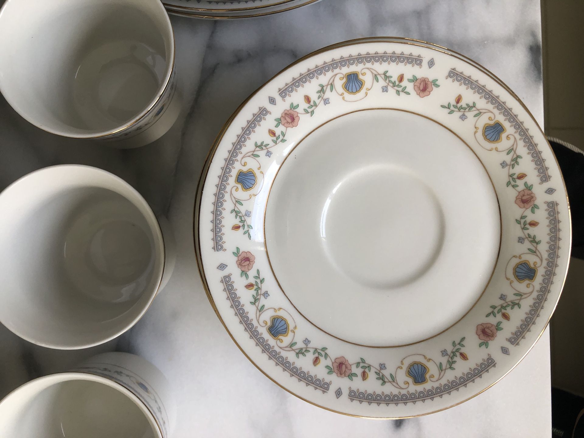 Tívoli China Dinnerware Ser #8305 (12 Person Set)