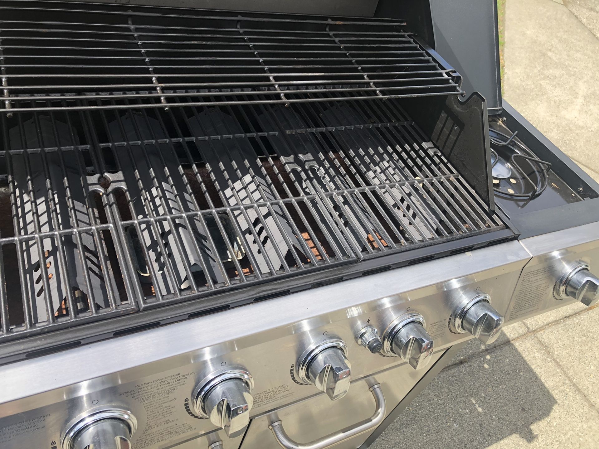 DynaGlo 6burner LP (Propane) Gas Grill w/side burner for Sale in Des