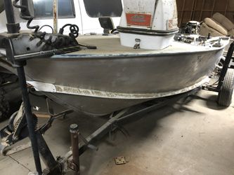 Crestliner 14 Foot Aluminum Boat With Johnson Outboard And Home Made Trailer Thumbnail