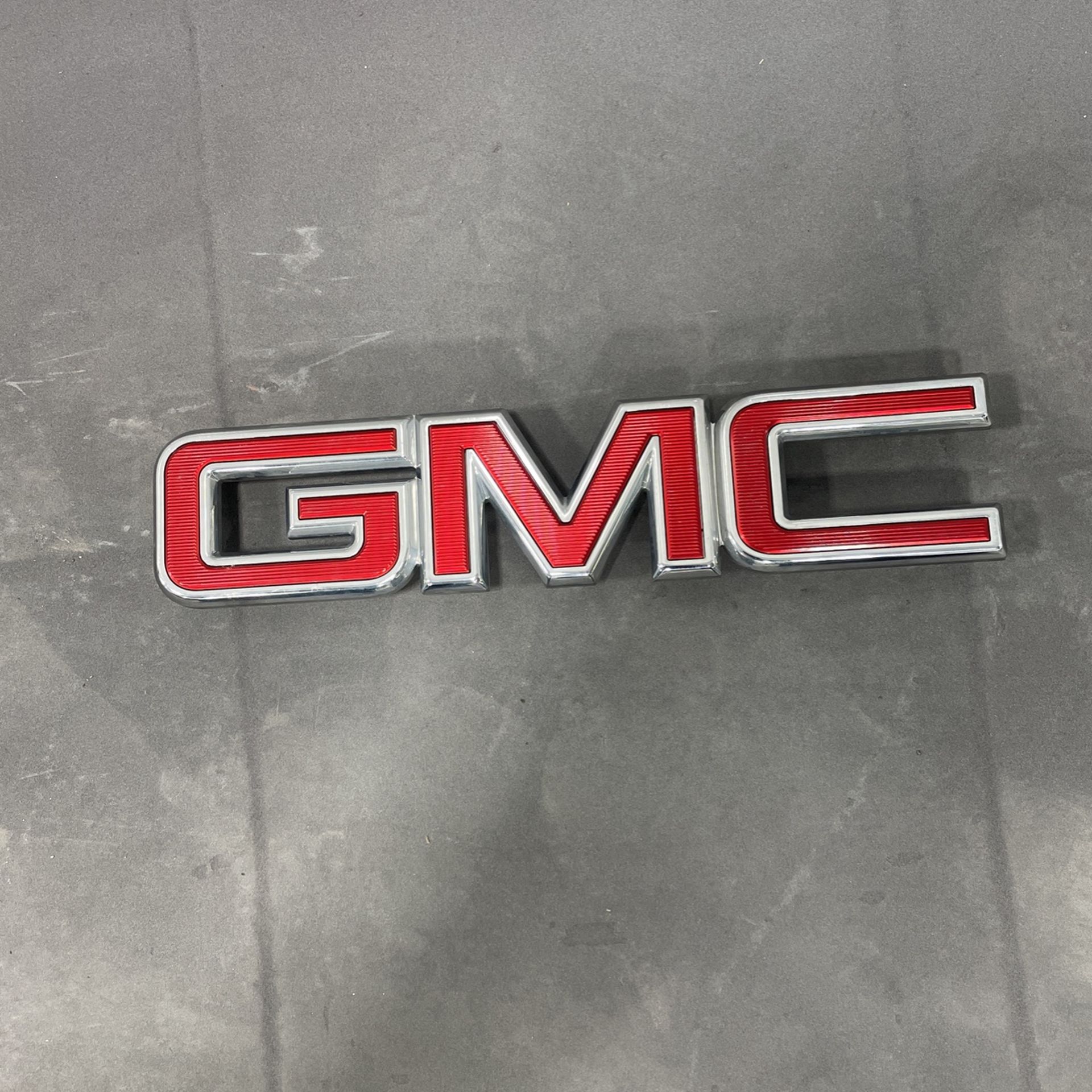 USED Genuine OEM FRONT GMC Emblem for 2016-2020 GMC Terrain / 2017-2019