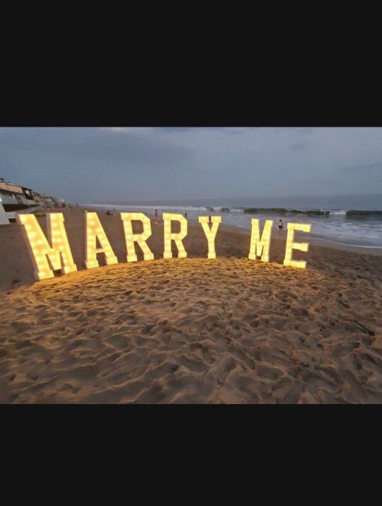 Marquee sign MARRY ME