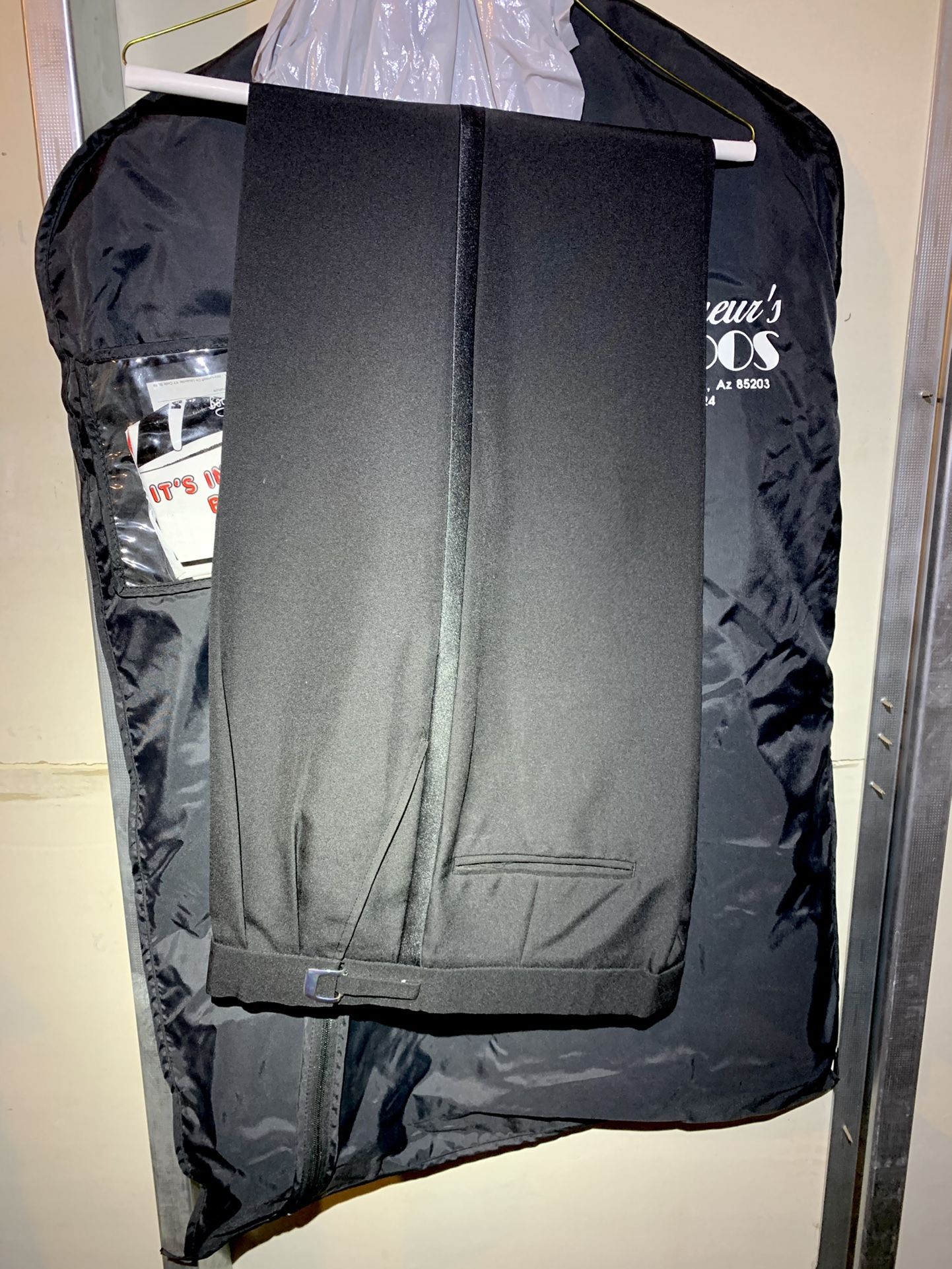 Men’s USA formal black / white tuxedo, 42L dress jacket, 34L long pants (34x34), tux sash, bow tie