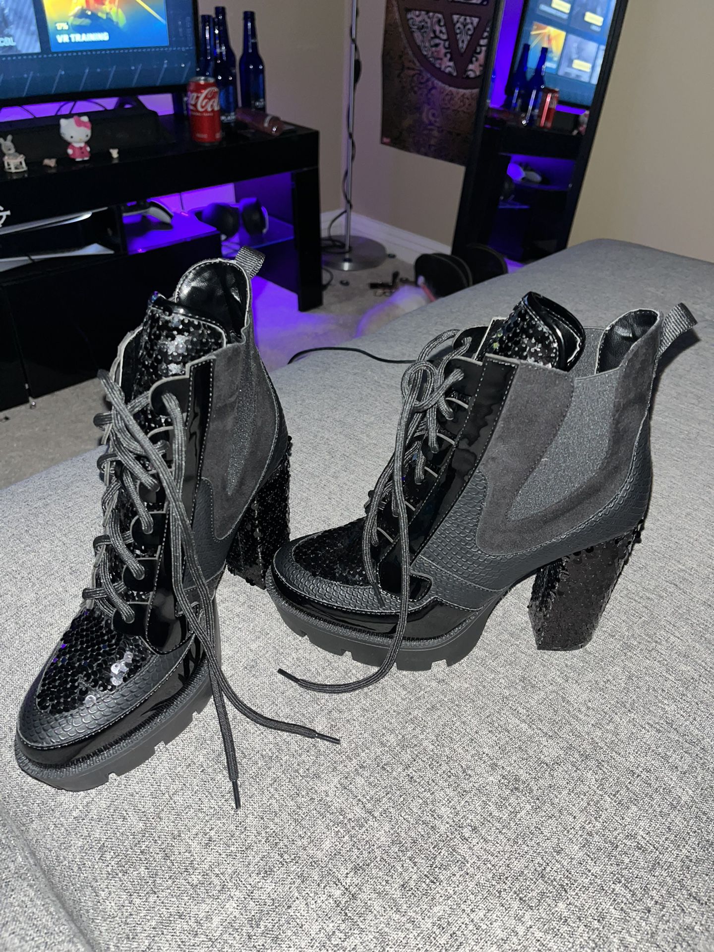 size 7 black sequence boot heels