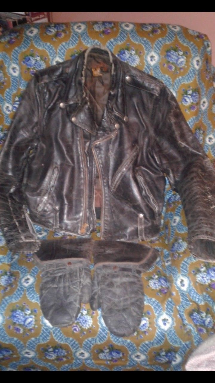 EXTREMELY RARE 1954 HARLEY DAVIDSON LEATHER JACKET WITH LEATHER GAUNTLETS