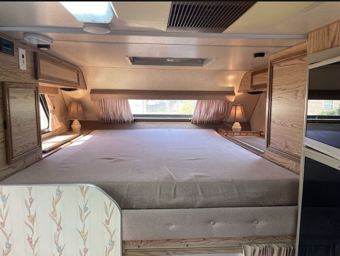 Ford F-350 w/ Lance Camper