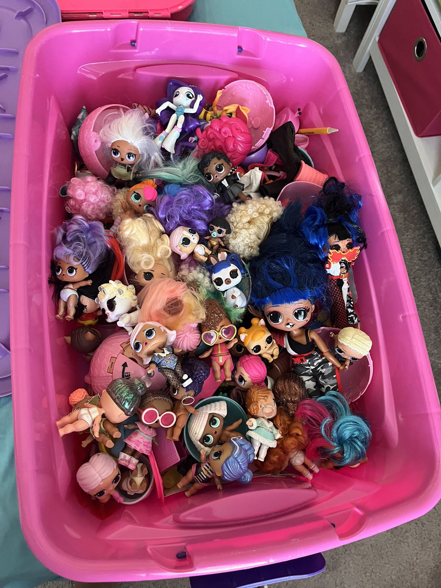 40 LOL SURPISE DOLLS AND CLOTHES 