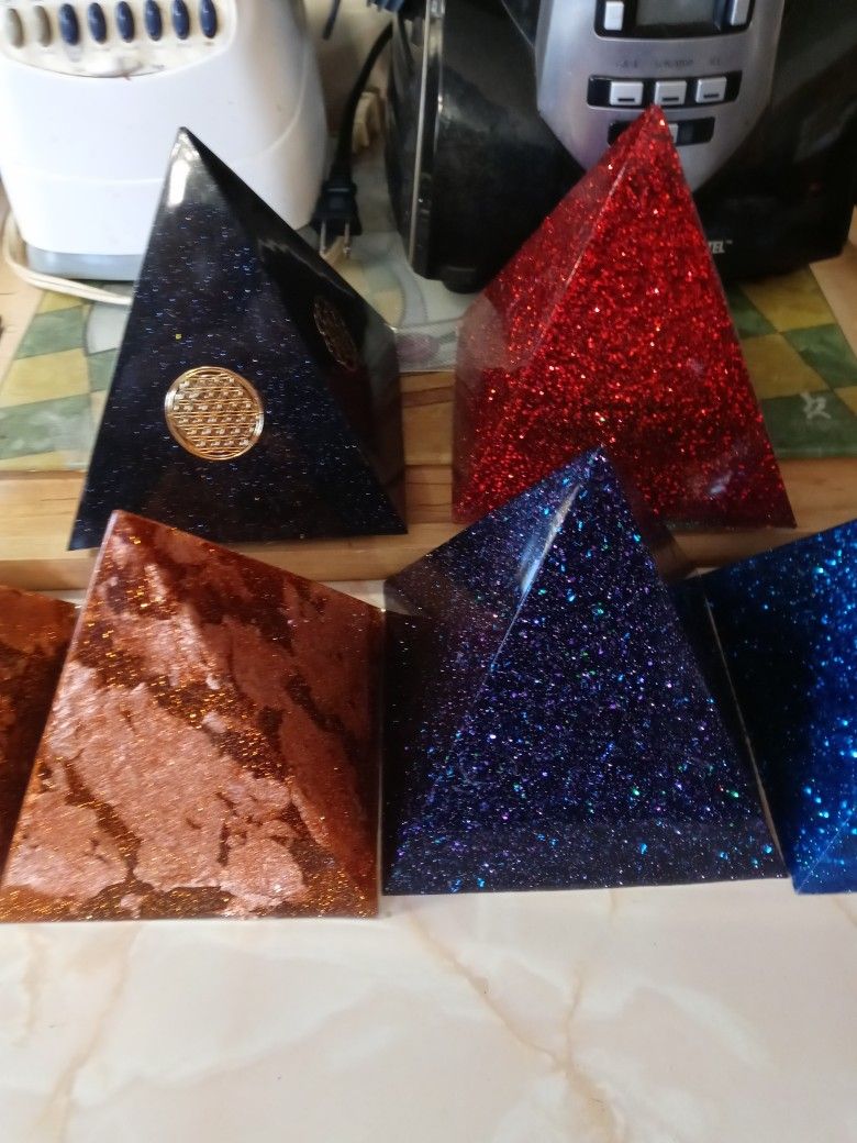 Mystical Pyramids For Taro Card Reading