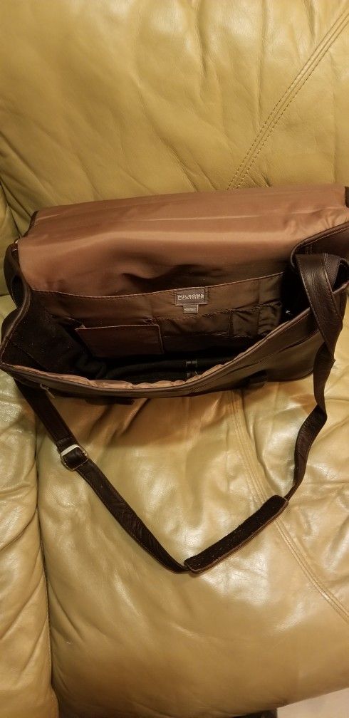 Wilson's Leather Light Weight Expandable Messenger Or Laptop Bag. Dark Brown