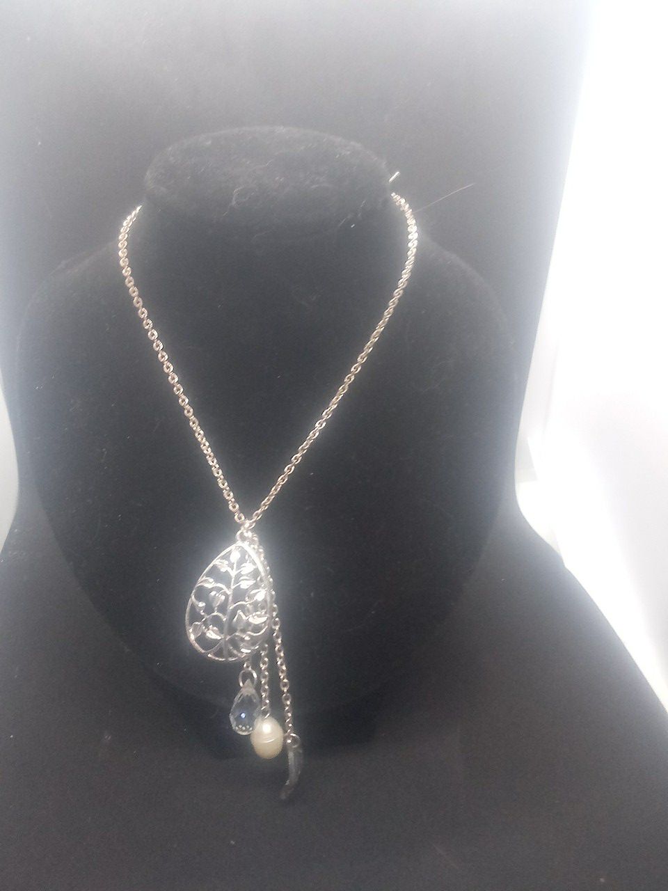 Beautiful casual necklacee/ ivy pendant