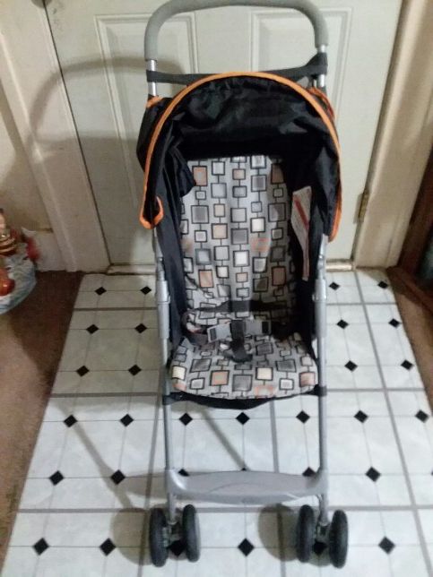 (VERY GENTLY USED) CONVENIENT BABY STROLLER: $35 OR BEST OFFER.