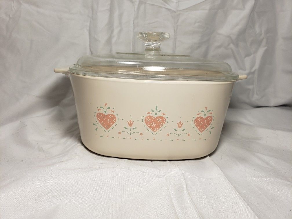 CORNING WARE A-3-B CASSEROLE DISH / PYREX LID Forever Your 3 liters. Good condition and smoke free home.