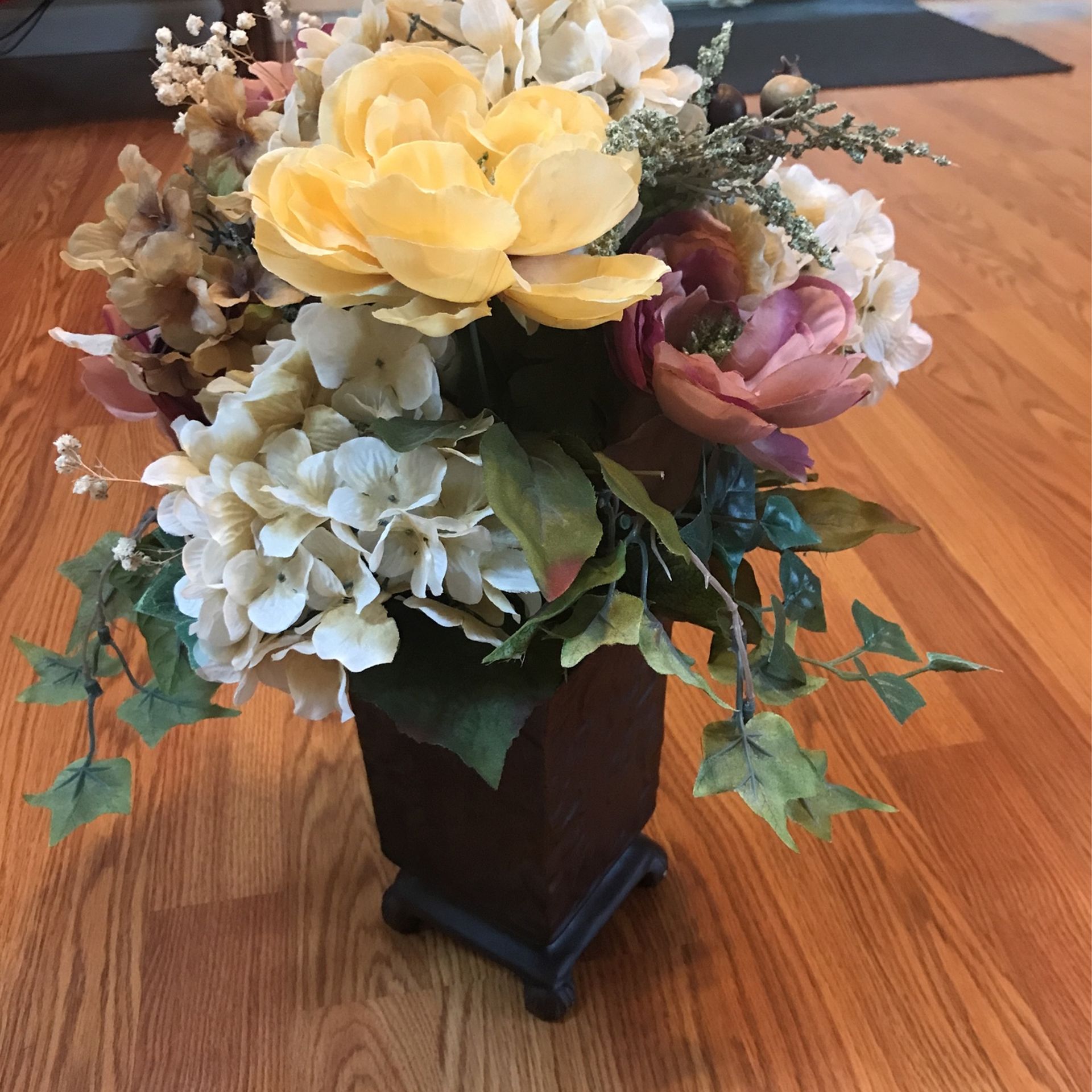 Decorative flower arrangement (fake Flowers)