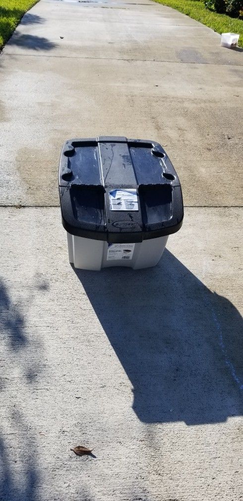 Storage container