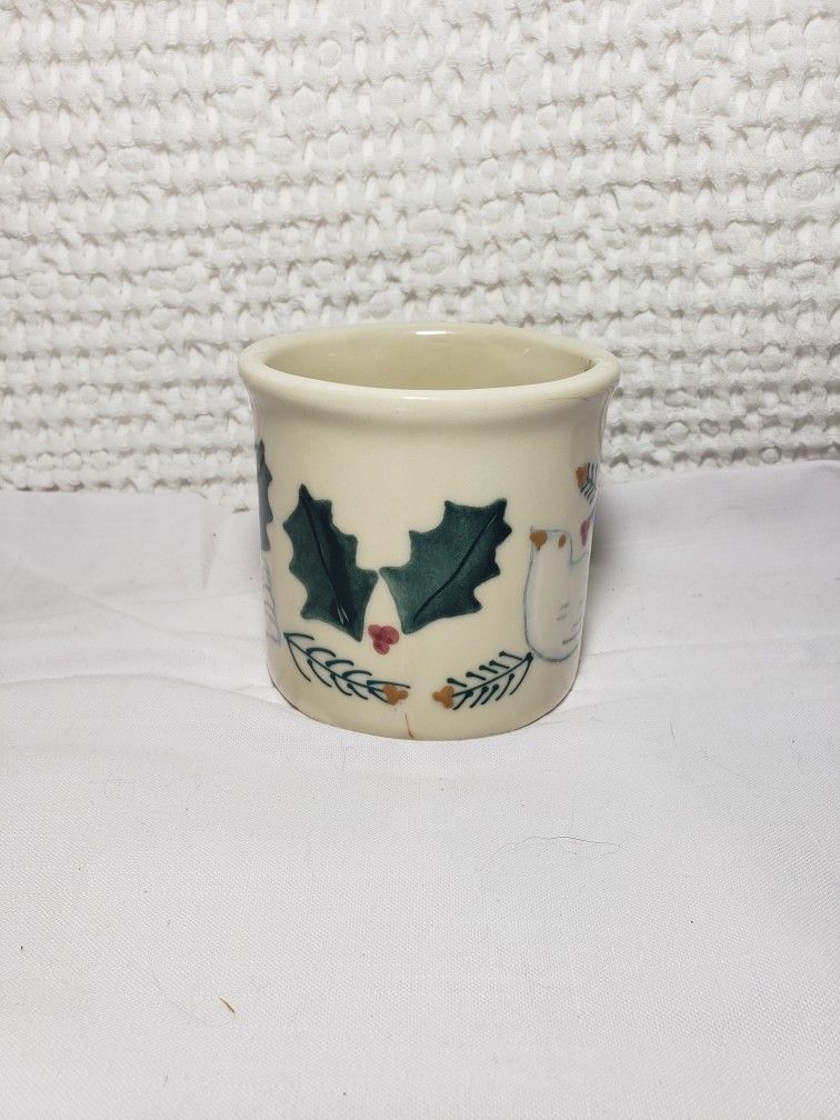 Hartstone pottery mug dove & holly . Good condition and smoke free home. Measures 4" T X 4" W .