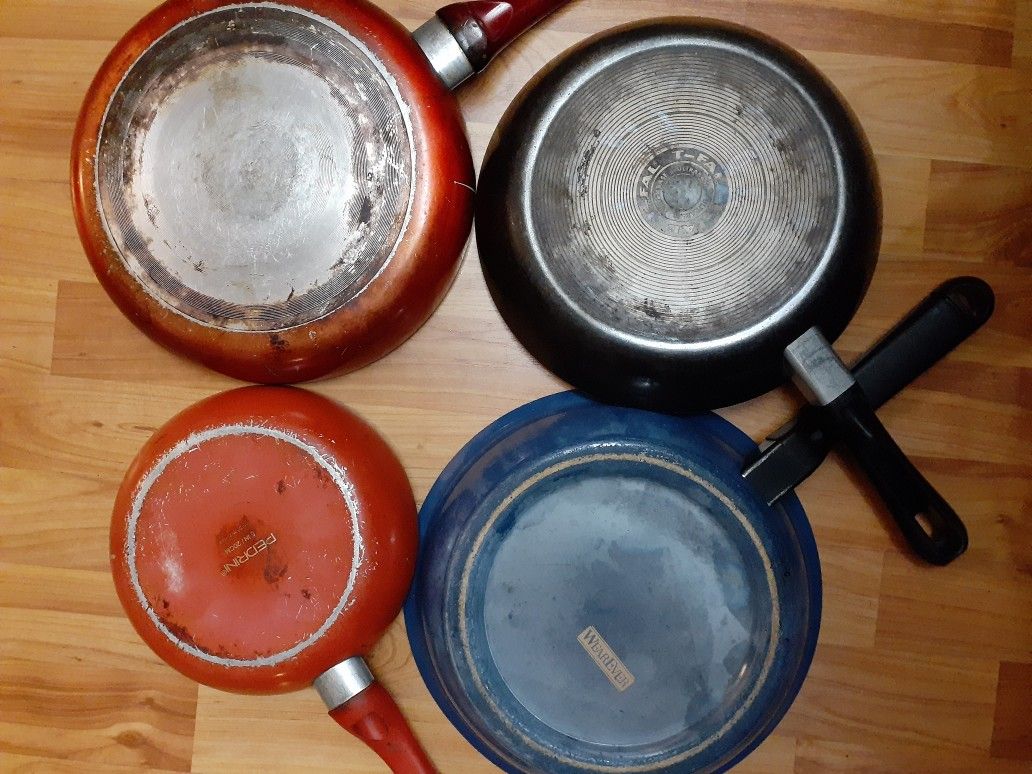 4 used pans - Wear Ever, T - Fal, Pedrini