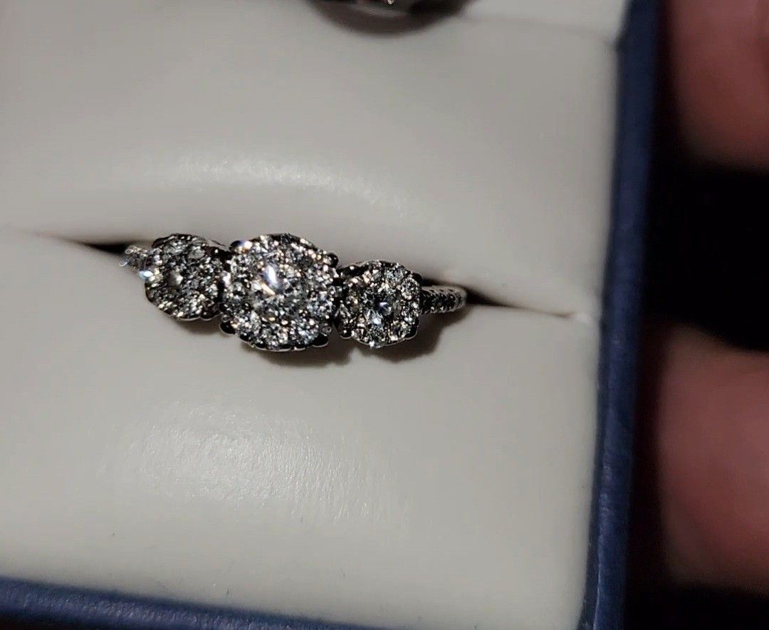 14kt WHITE GOLD ENGAGEMENT RING CLASSIC DESIGN