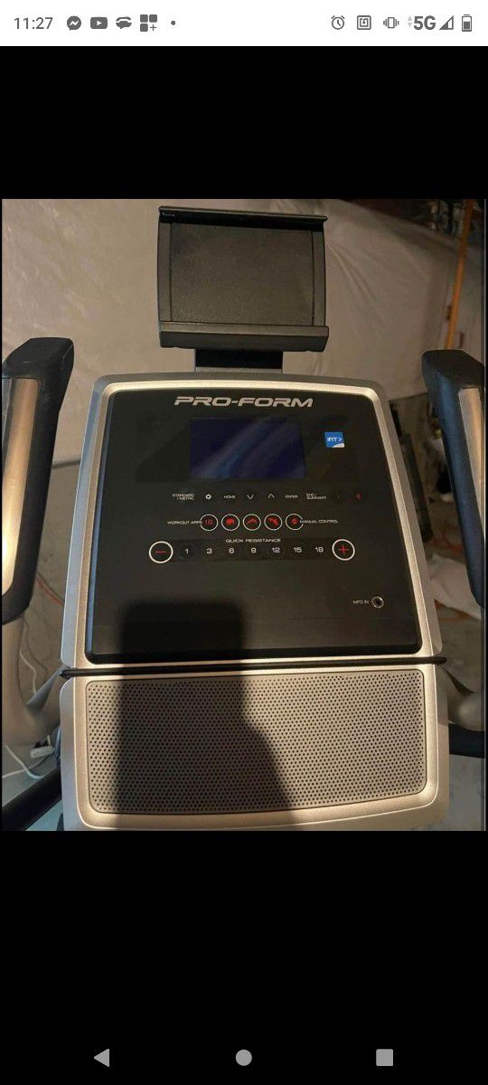 PROFORM 520 ENDURANCE ELLIPTICAL MACHINE ( LIKE NEW & DELIVERY AVAILABLE TODAY)