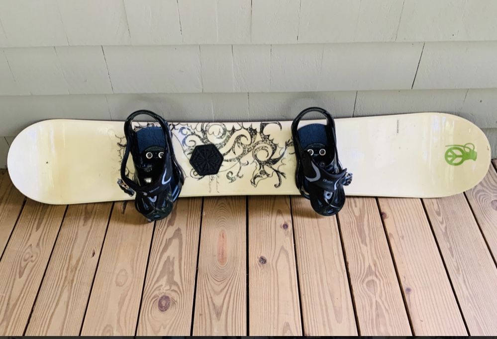 SALOMON SNOWBOARD WITH BURTON BINDINGS, BAG AND BOOTS