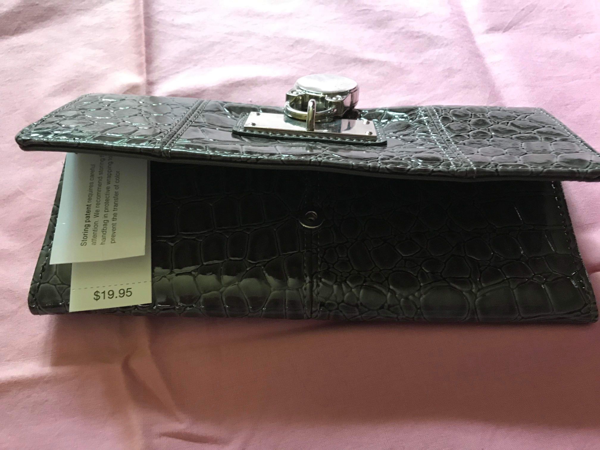 NY&C (NEW YORK & COMPANY) GRAY FAUX ALLIGATOR WALLET WITH FRONT LOCK DECORATIVE DETAIL ~ NEW WITH TAG