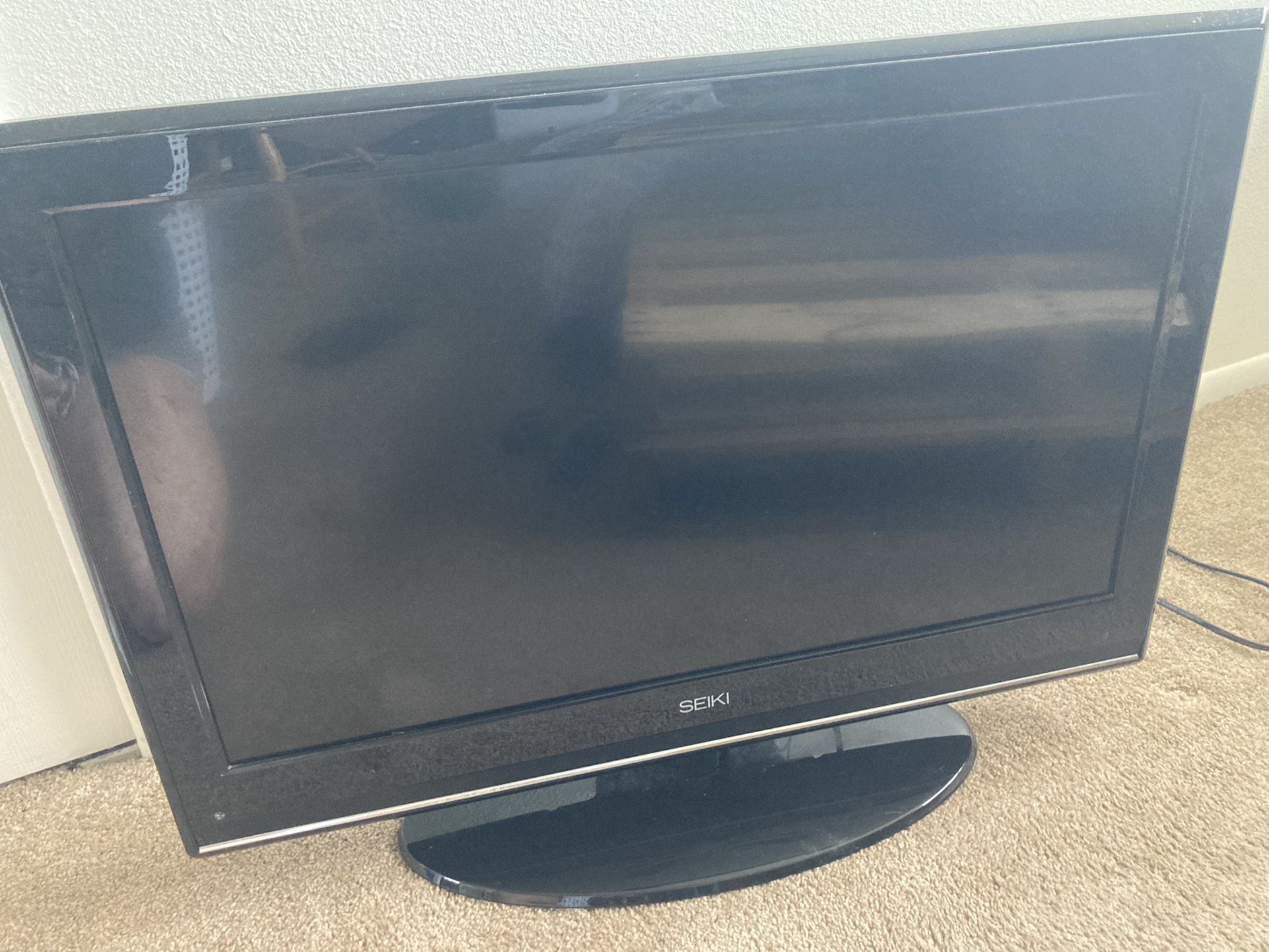 Seiki TV LC-32G82 32-Inch 1080p 60Hz LCD HD TV (Black) AND ROKU STICK.  