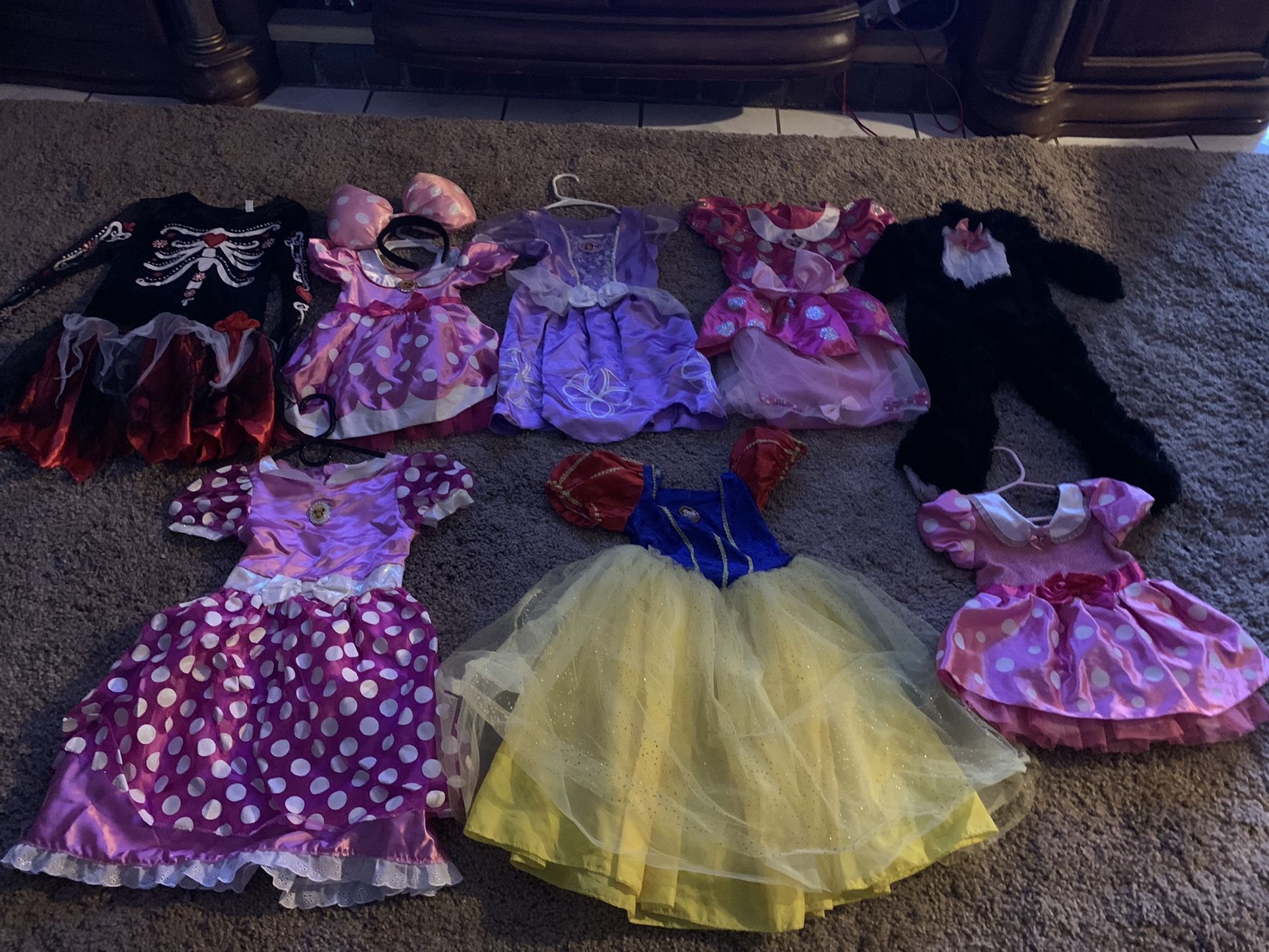 A cinco dólares cada uno los de Mickey mouse son talla seis talla cinco talla uno talla dos el de Blancanieves talla cinco el de calavera rojo t talla