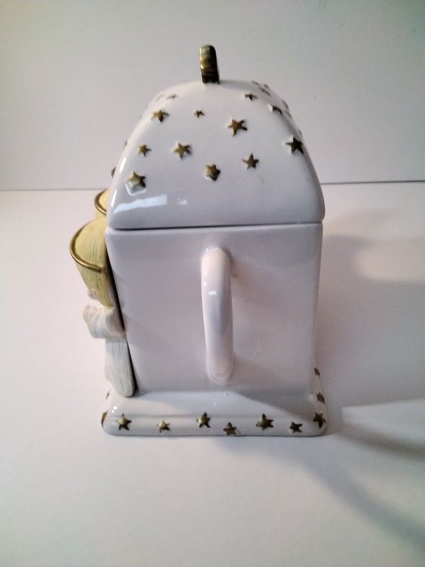 A Beautiful Tea Pot With Angels .