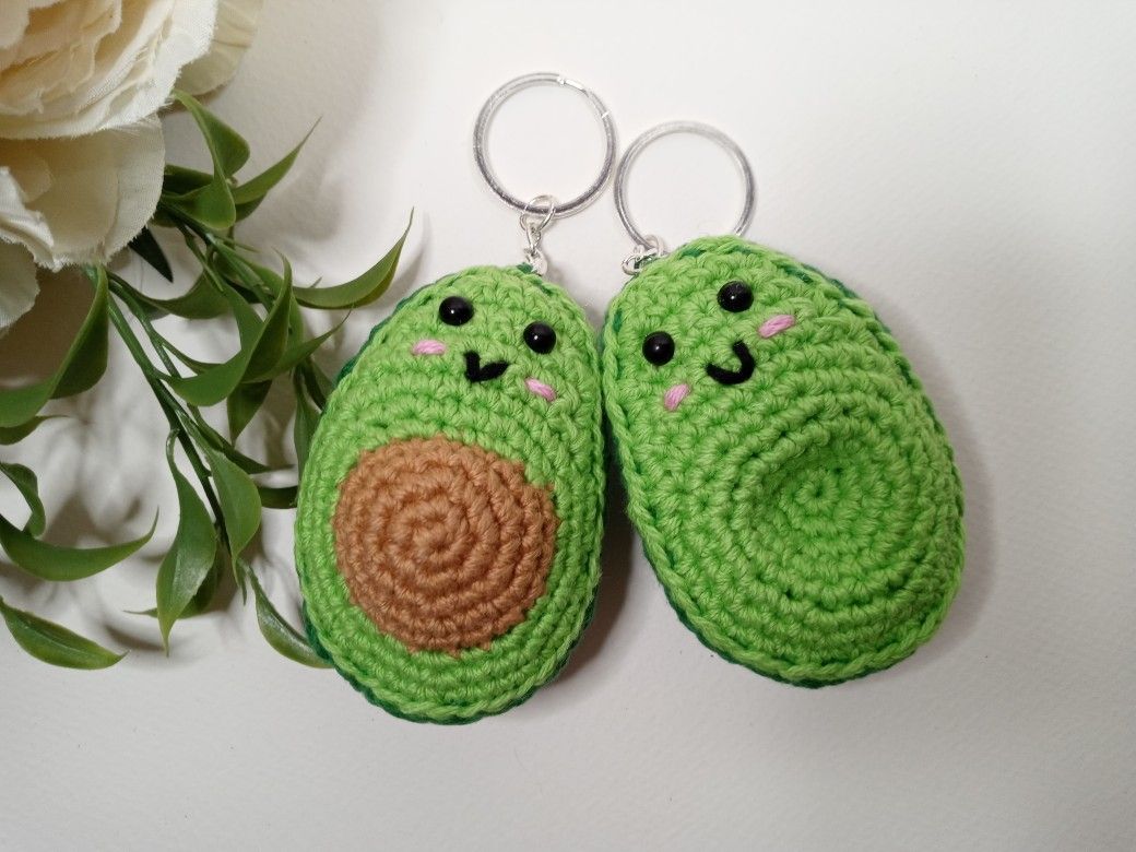 Avocado Halves Amigurumi. Crochet Couple of Avocado. Crocheted Avocados Keychains. Avocados In Love Keychain. Avocado Plushie. Aguacates Llaveros.