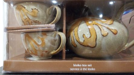 NEW - Tea set. Includes 4 cups/saucers and kettle