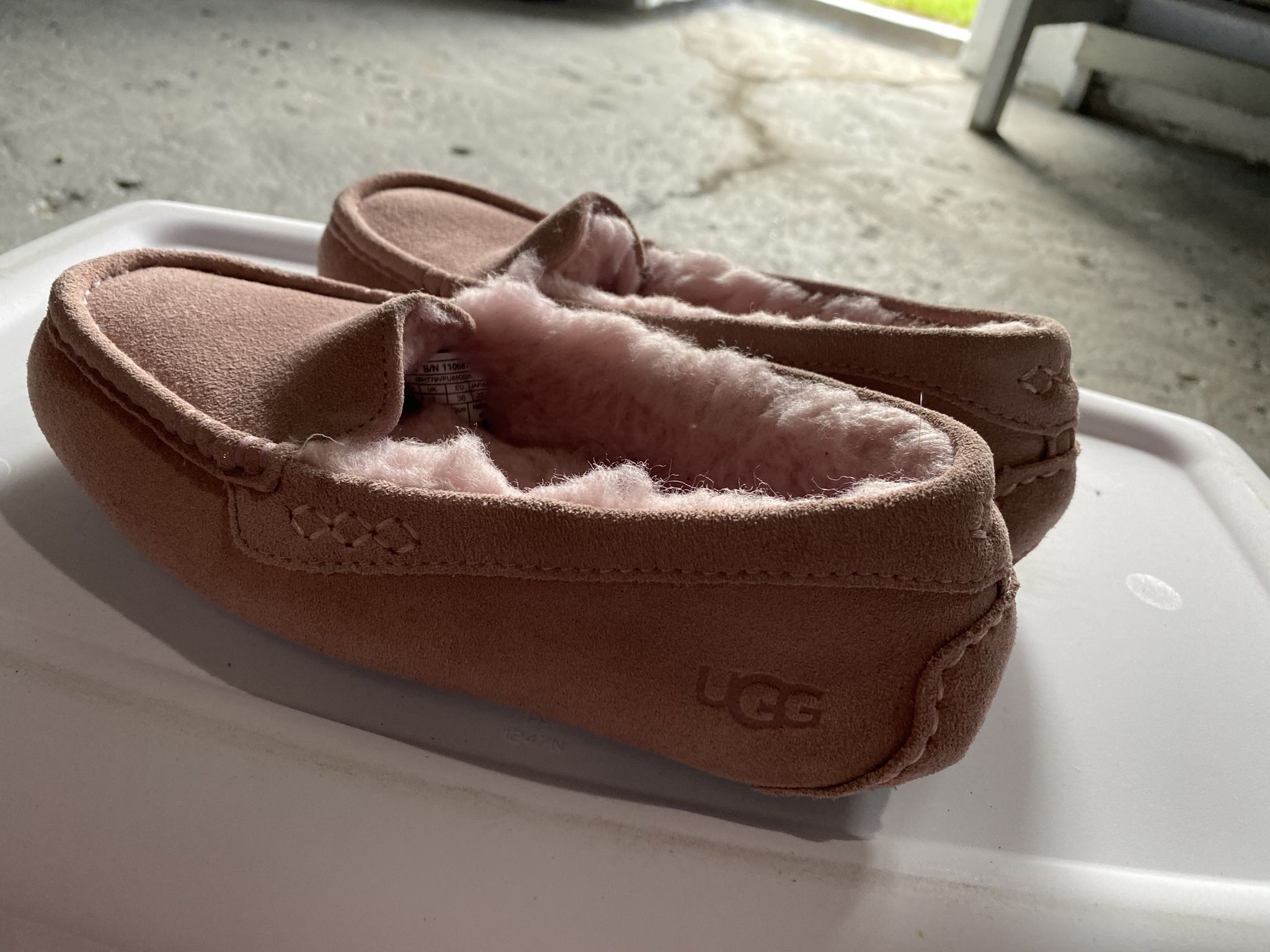 Woman’s Ugg Shoes New 