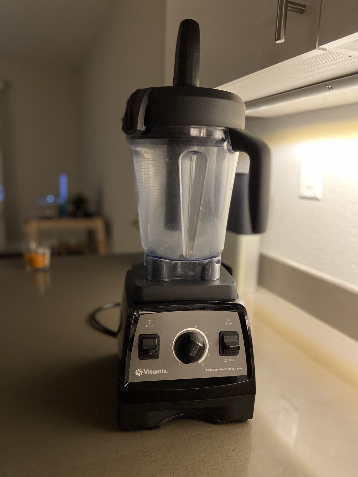 Vitamix professional series 300 powerful blender with the box, recipe book and warranty