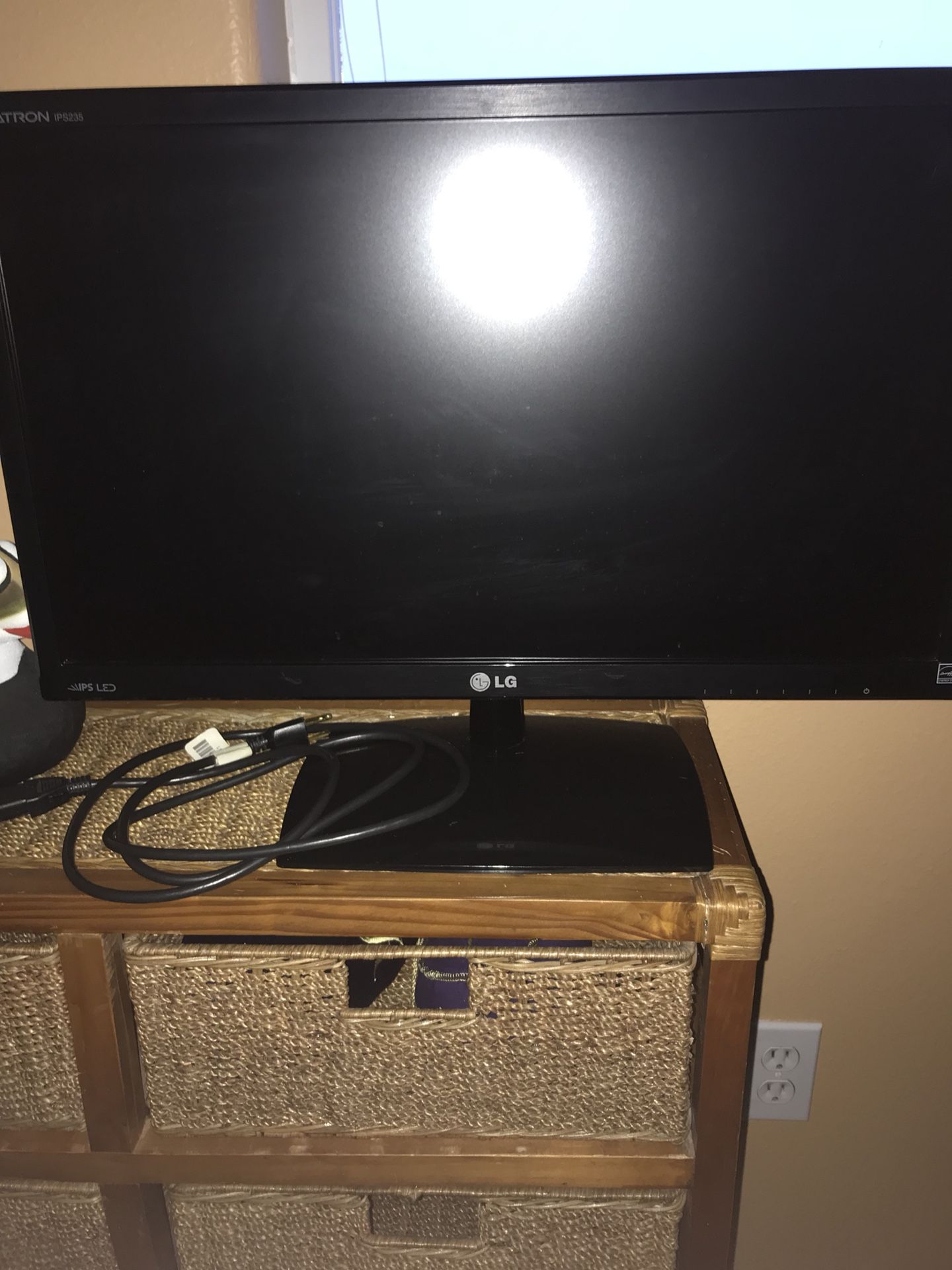 LG Monitor 24”