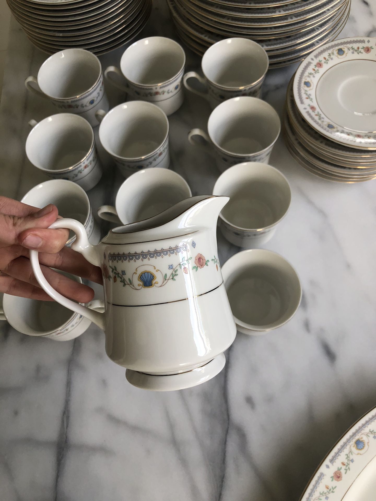 Tívoli China Dinnerware Ser #8305 (12 Person Set)