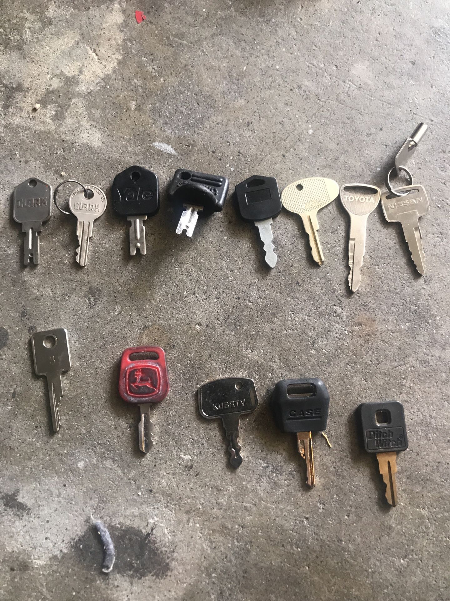 All tipes of forklift trucks and construction equipment keys