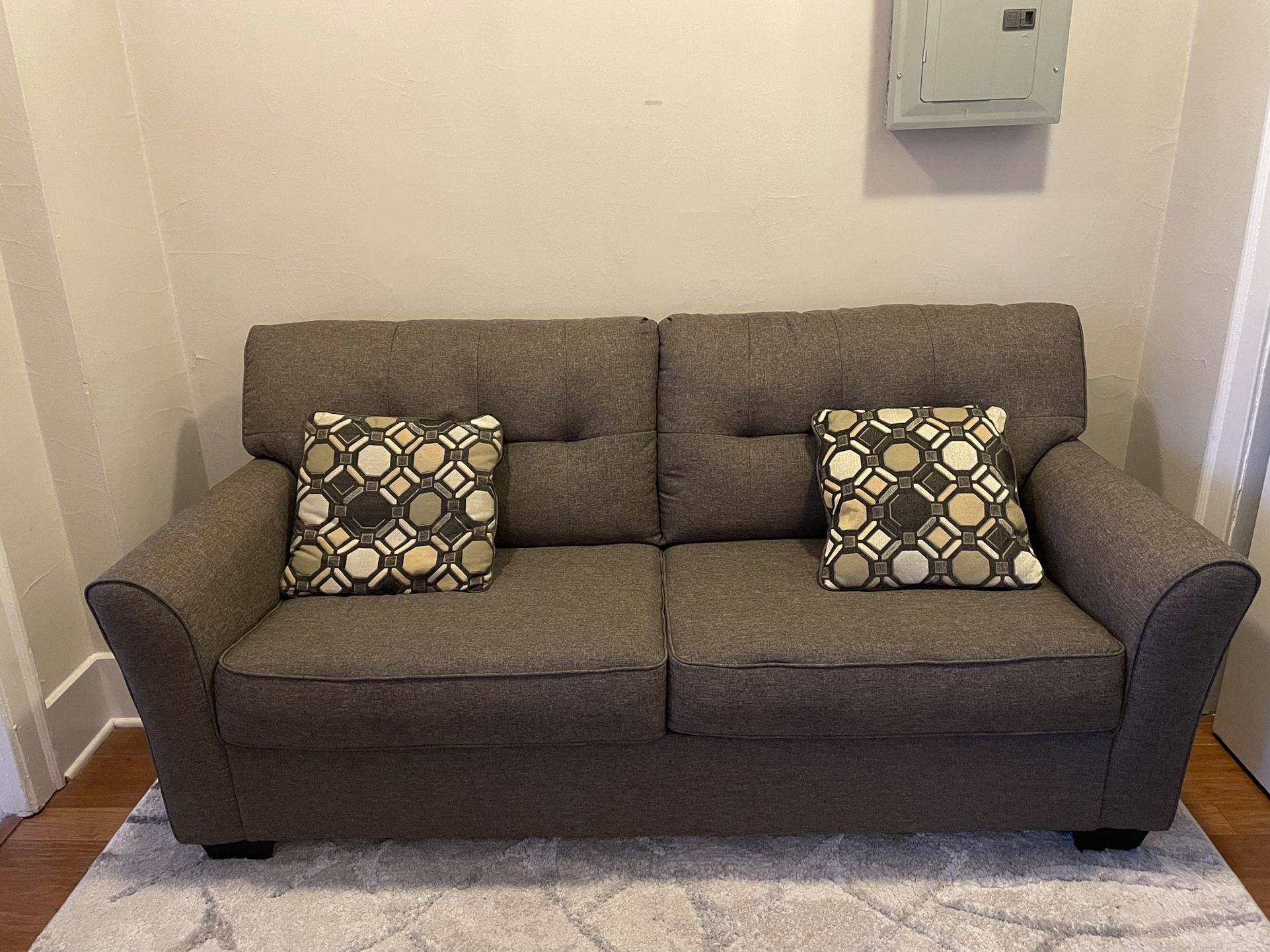 Beautiful fold-out Sofa. Full-size. 