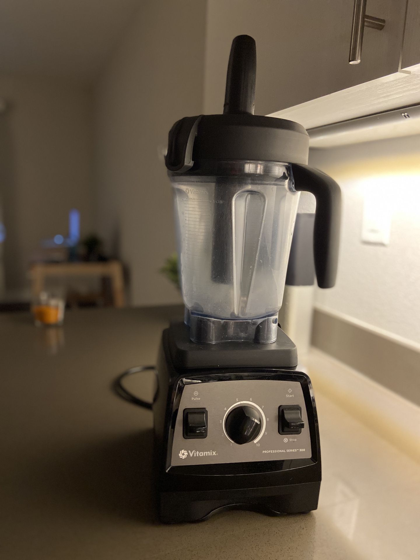 Vitamix professional series 300 powerful blender with the box, recipe book and warranty