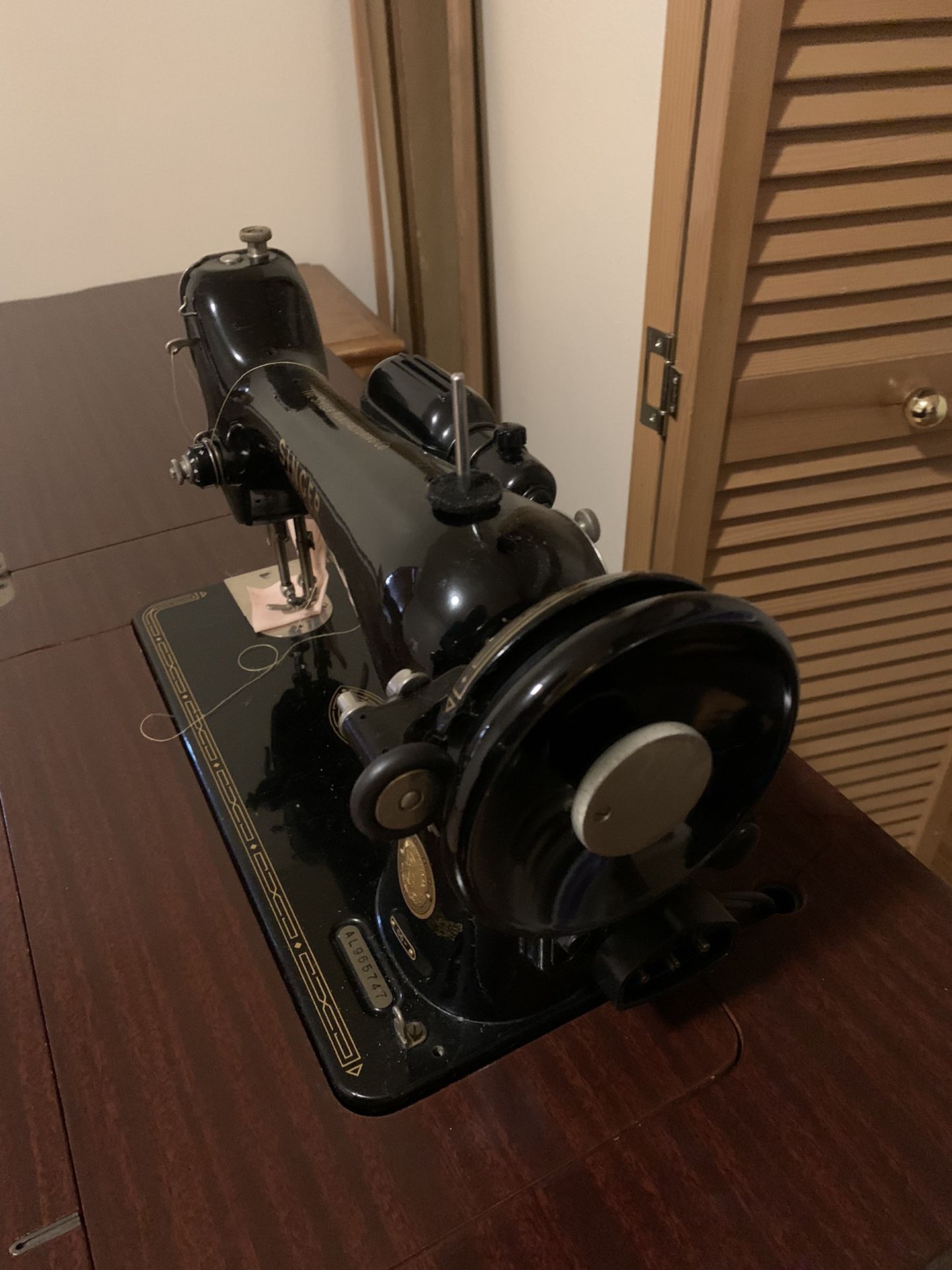 Antique Vintage Singer Sewing Machine in Cabinet