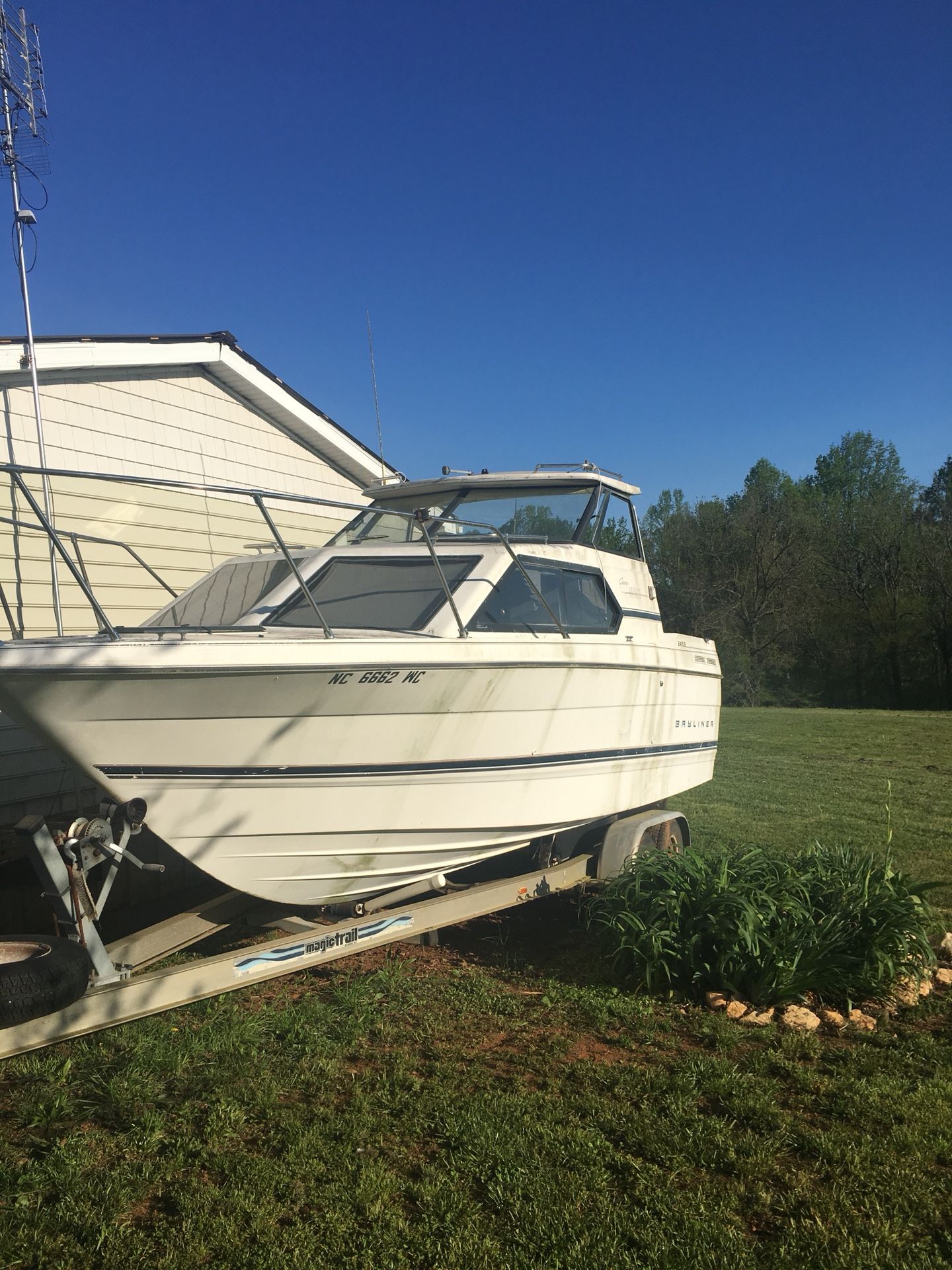 Bayliner 2452 cabin cruiser