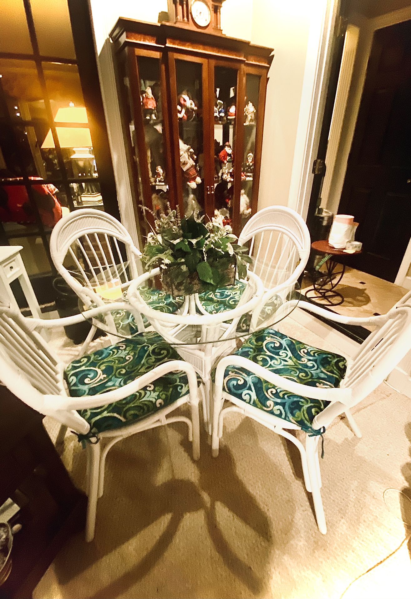 Awesome Table & 4 Chairs