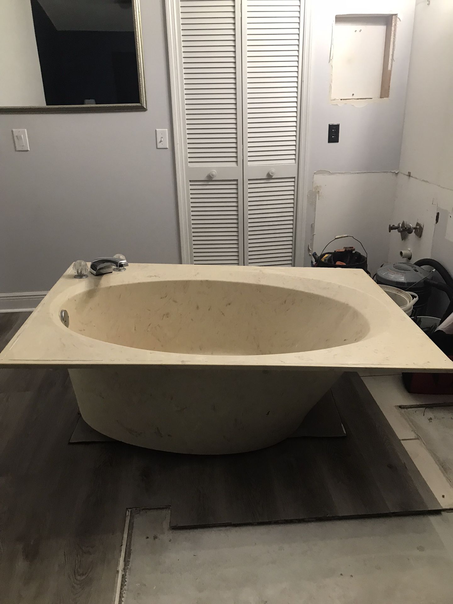 Hot Tub 🛀  Bañadera 