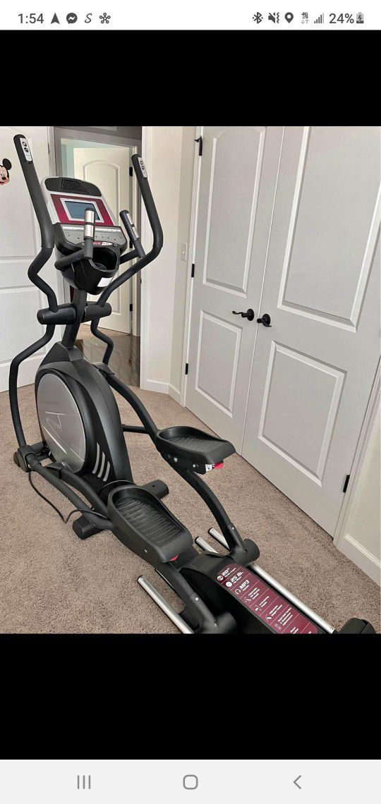 SOLE E35 ELLIPTICAL MACHINE. ( LIKE NEW. & DELIVERY AVAILABLE TODAY)