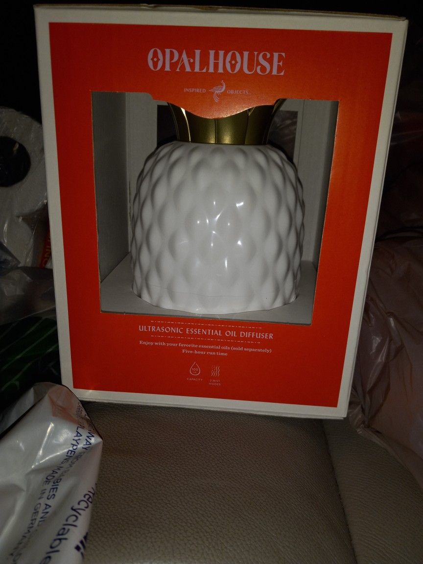 Brand New Beautiful Pineapple Shaped ultrasonic Essential Oil Diffuser.