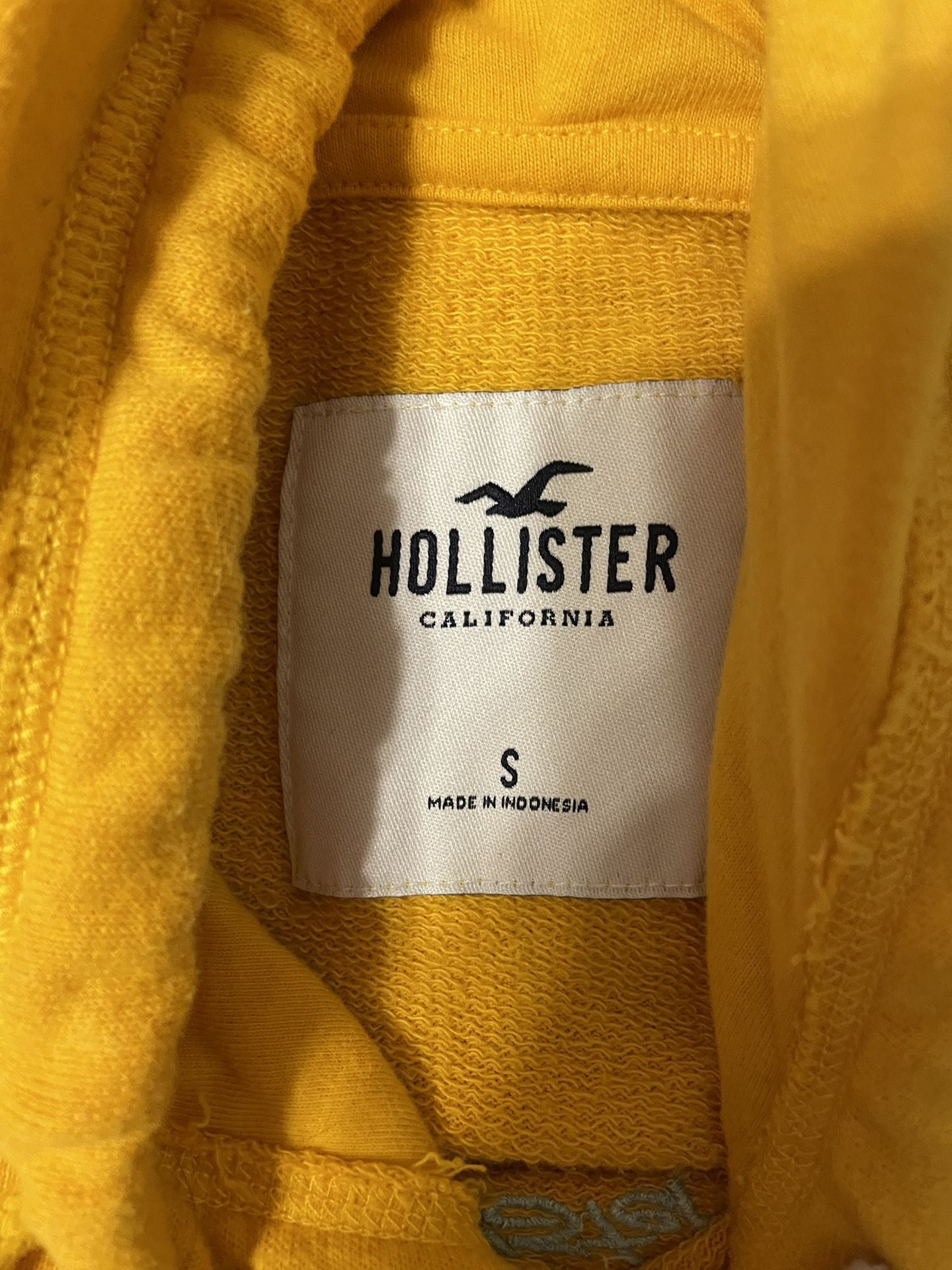 Hollister yellow cropped hoodie!! Size small!