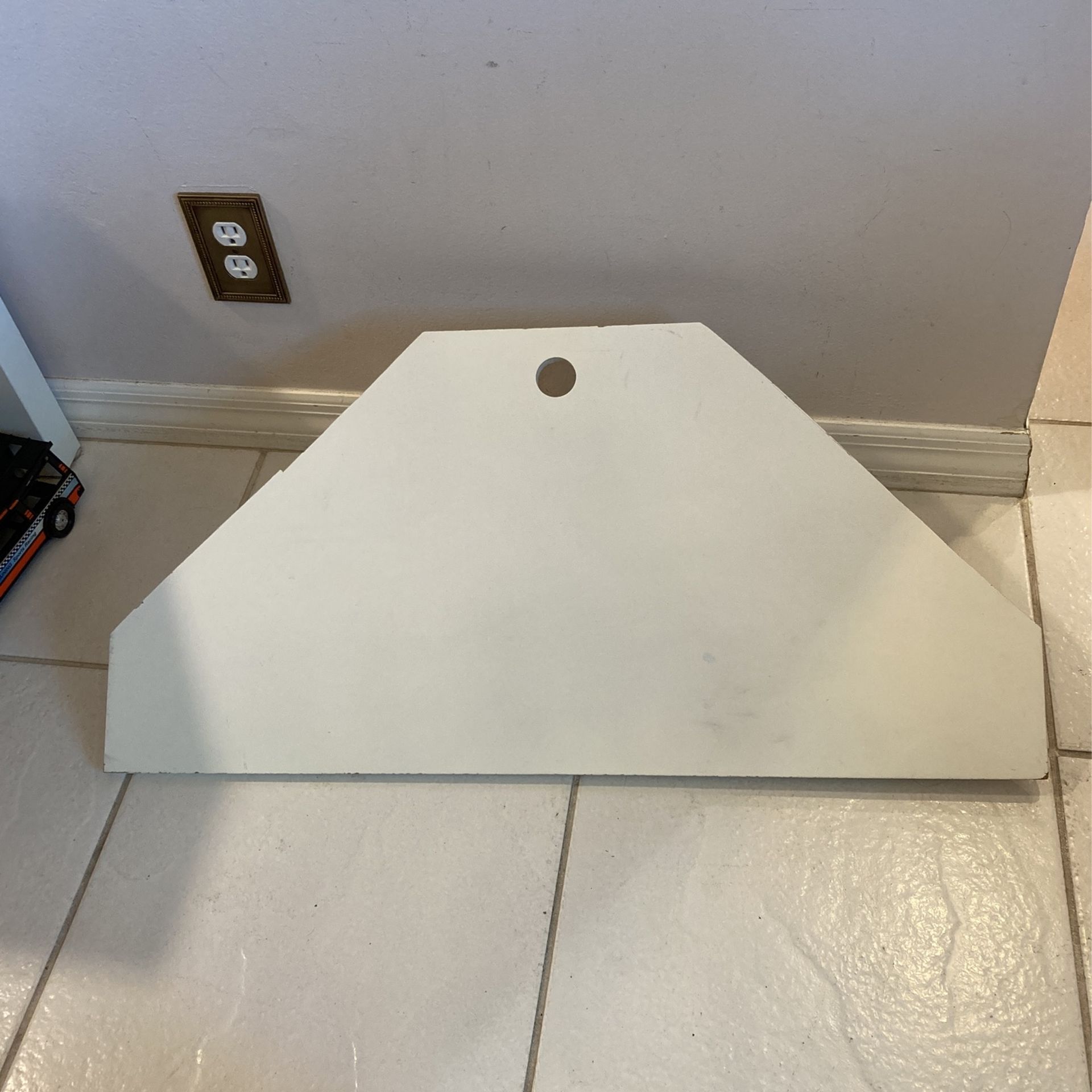 Corner shelf with 4 metal support brackets 33 1/4”W x 16 1/4”D