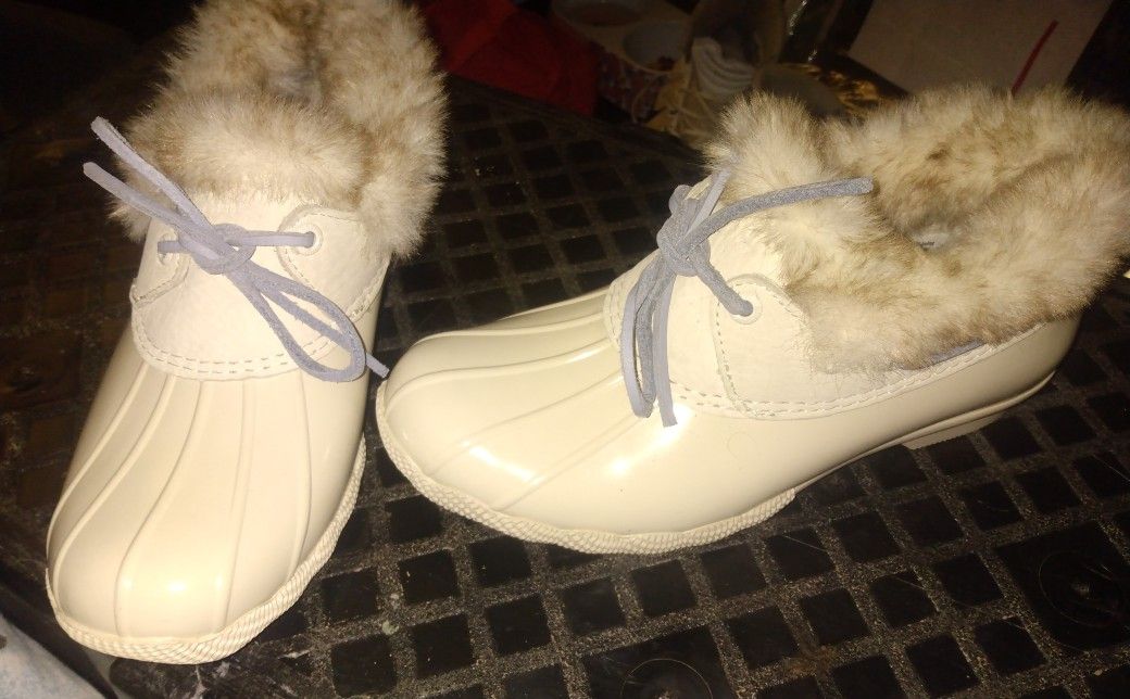 SPERRY IVORY FAUX FUR LINED BOOTS -WOMEN'S SZ .7