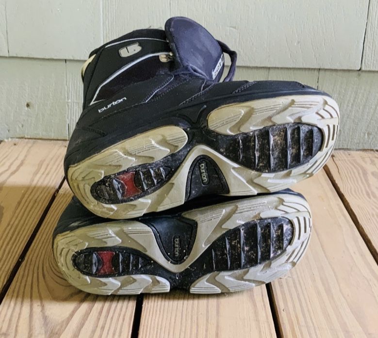 SALOMON SNOWBOARD WITH BURTON BINDINGS, BAG AND BOOTS