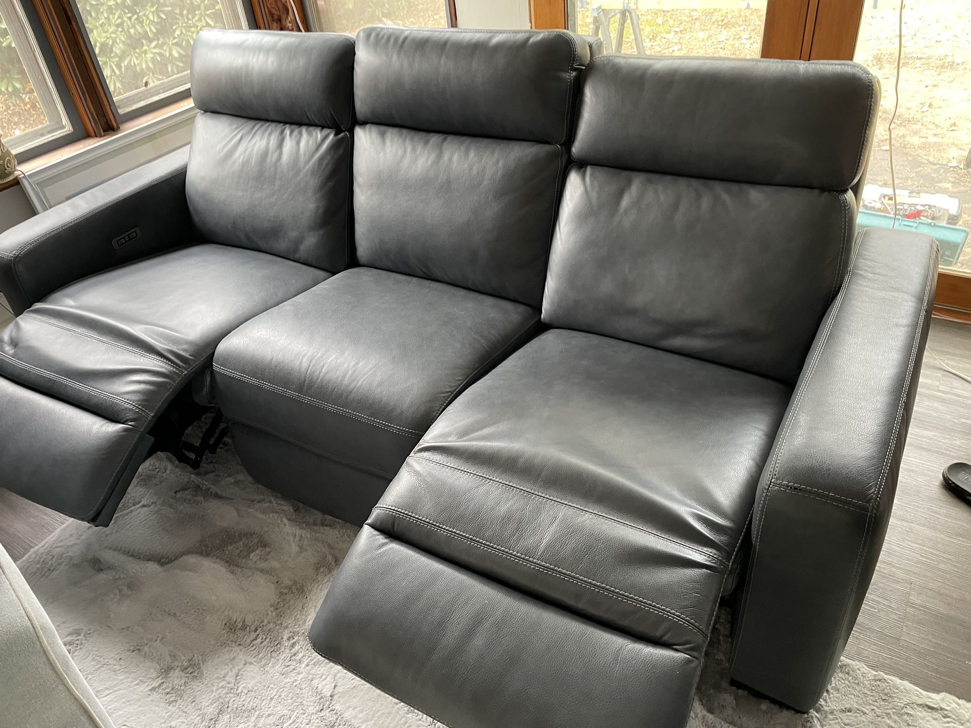 New Cardis Leather Couch  Both Sides Recline Head Also Moves 