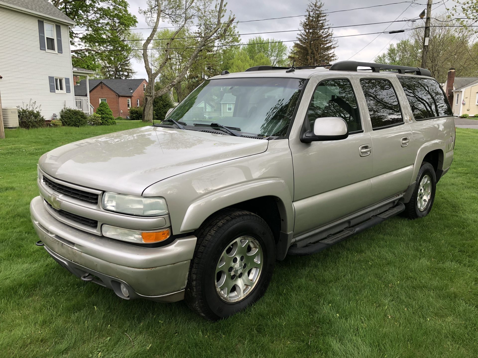 2004 Chevy Suburban Z71 4X4 3rd Row DVD for Sale in Agawam, MA - OfferUp